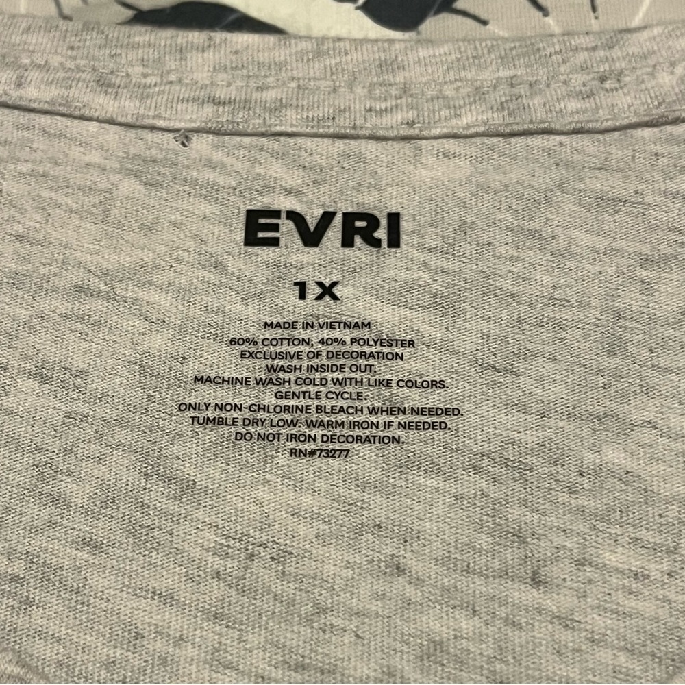 EVRI Women’s Size 1x Light Gray Tee Shirt Top with Rainbow Detail - Picture 3 of 4